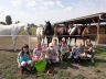 Družinka na ranči s koňmi